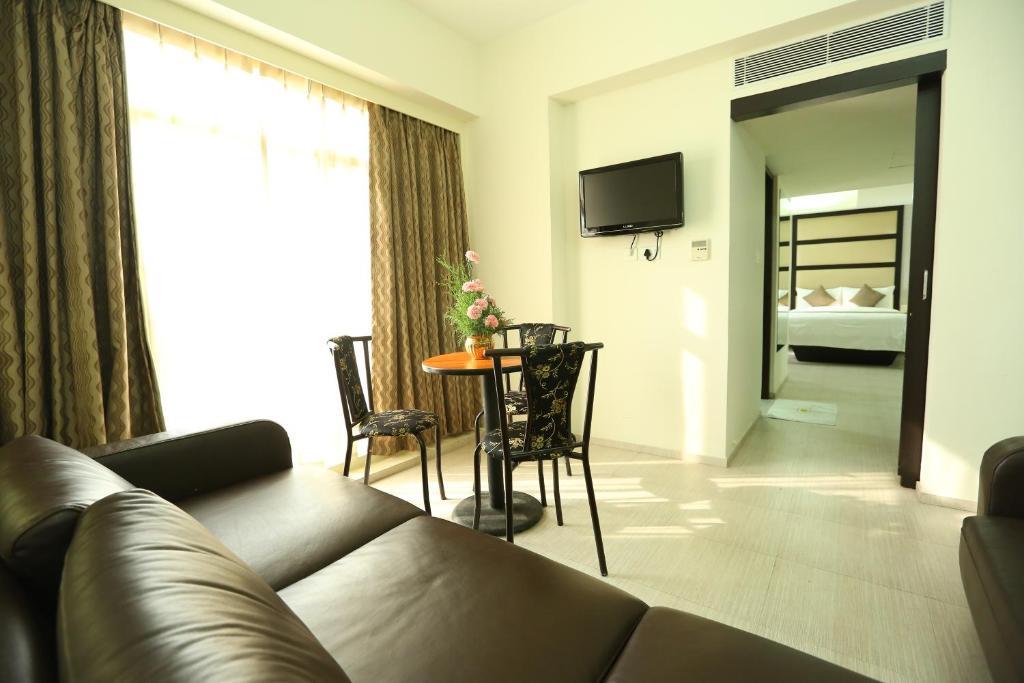 Pattom Royal Hotel Thiruvananthapuram Dış mekan fotoğraf